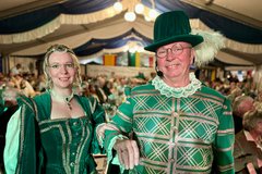 Herzogenpaar im Festzelt 