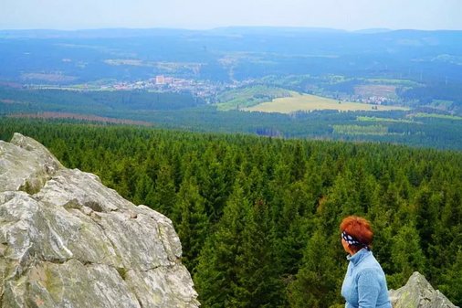 Frau sitzt auf den Felsen der Wolfswarte