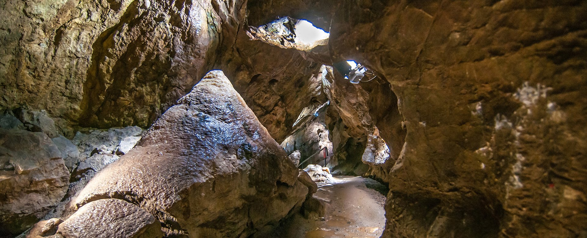 ein großer Stalagmit in der Iberger Topfsteinhöhle