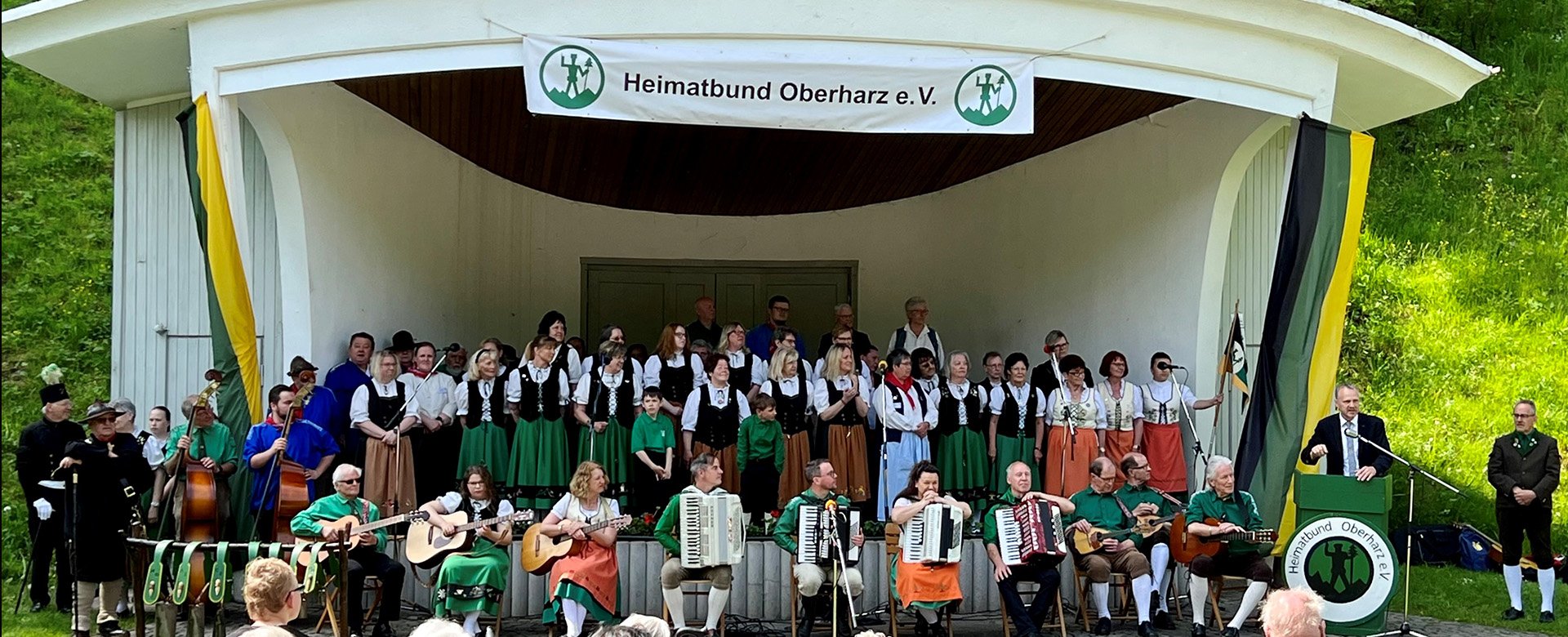 Die große Gruppe des Heimatbunds auf der Bühne
