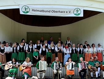 Die große Gruppe des Heimatbunds auf der Bühne