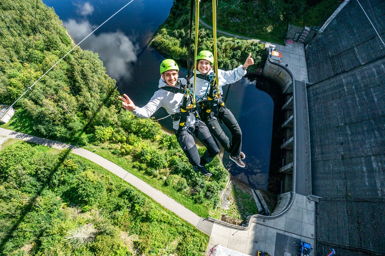 Frau und Mann hängend am Gigaswing Tandemsprung