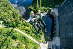 Frau und Mann hängend am Gigaswing Tandemsprung