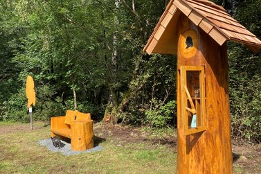 Goethebank, Goethekopf und Bücherschrank am Seerosenteich in Altenau