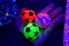 leuchtende GlowGolf Bälle mit Fußball Design