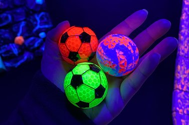 leuchtende GlowGolf Bälle mit Fußball Design