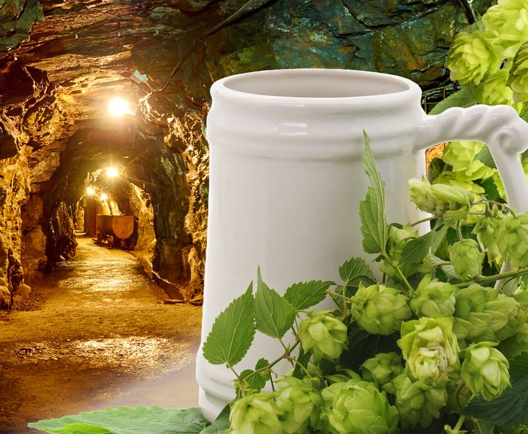 Montage eines Bergwerksstollen kombiniert mit einem Bierkrug und Hopfen.