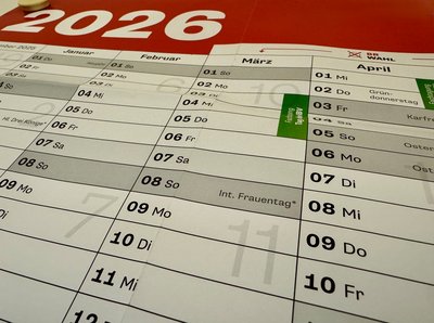 Kalenderblatt mit markierten Terminen für Veranstaltungen im Jahr 2026