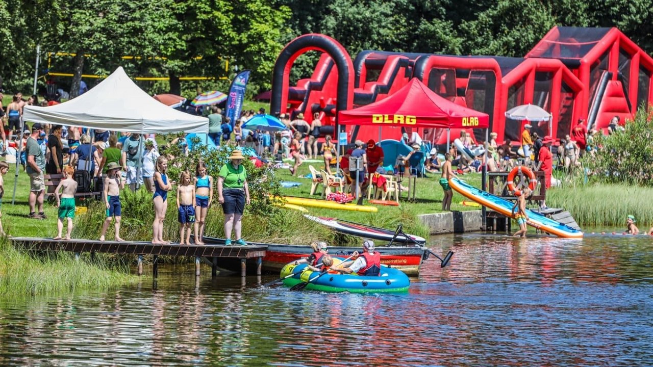 Blick über das Wasser auf das See- und Sommerfest 