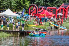 Blick über das Wasser auf das See- und Sommerfest 
