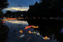 Lichterschiffe schwimmen auf dem Teich