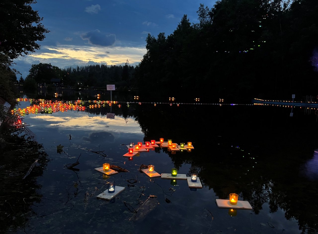 Lichterschiffe schwimmen auf dem Teich