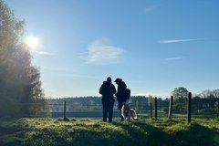 zwei Teilnehmer lösen Aufgabe am Teich 