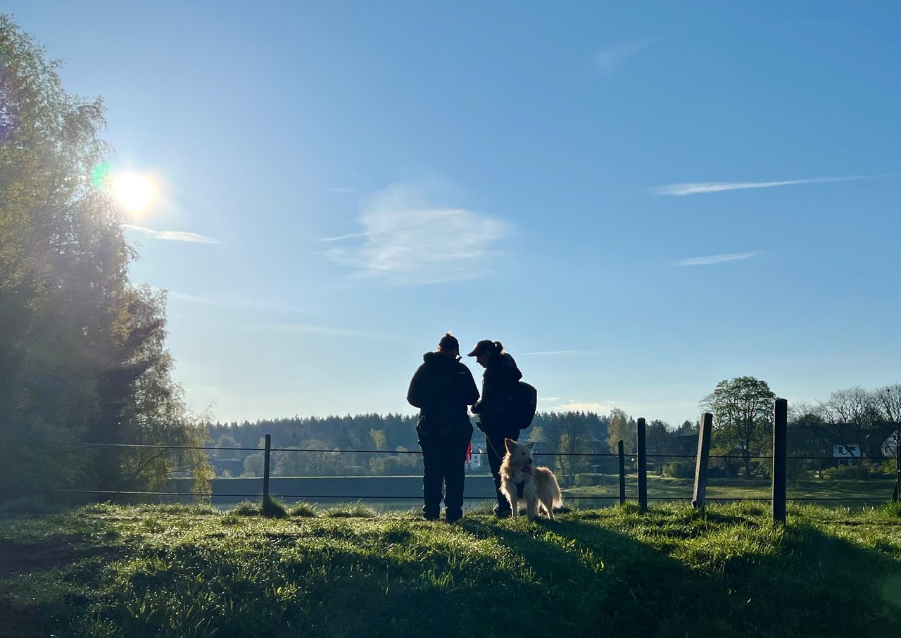 zwei Teilnehmer lösen Aufgabe am Teich 