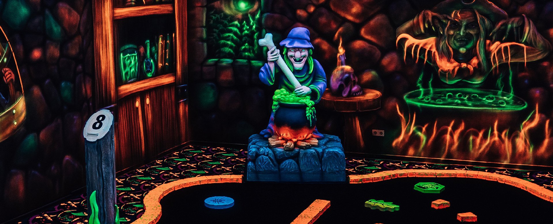 Blick auf eine GlowGolf Bahn mit Hexten Dekoration