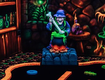 Blick auf eine GlowGolf Bahn mit Hexten Dekoration