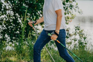 Nahaufname wie eine Person die Nordic-Walking Stöcke hält