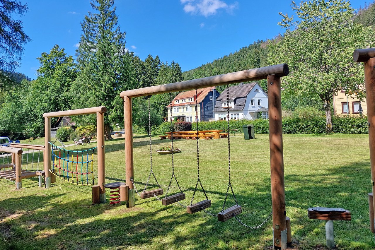 verschiedene Balance-Hindernisse im Mehrgenerationen Bewegungspark