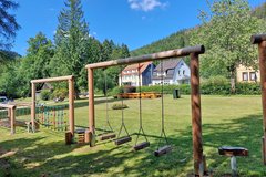 verschiedene Balance-Hindernisse im Mehrgenerationen Bewegungspark