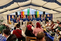 Feier im Festzelt 