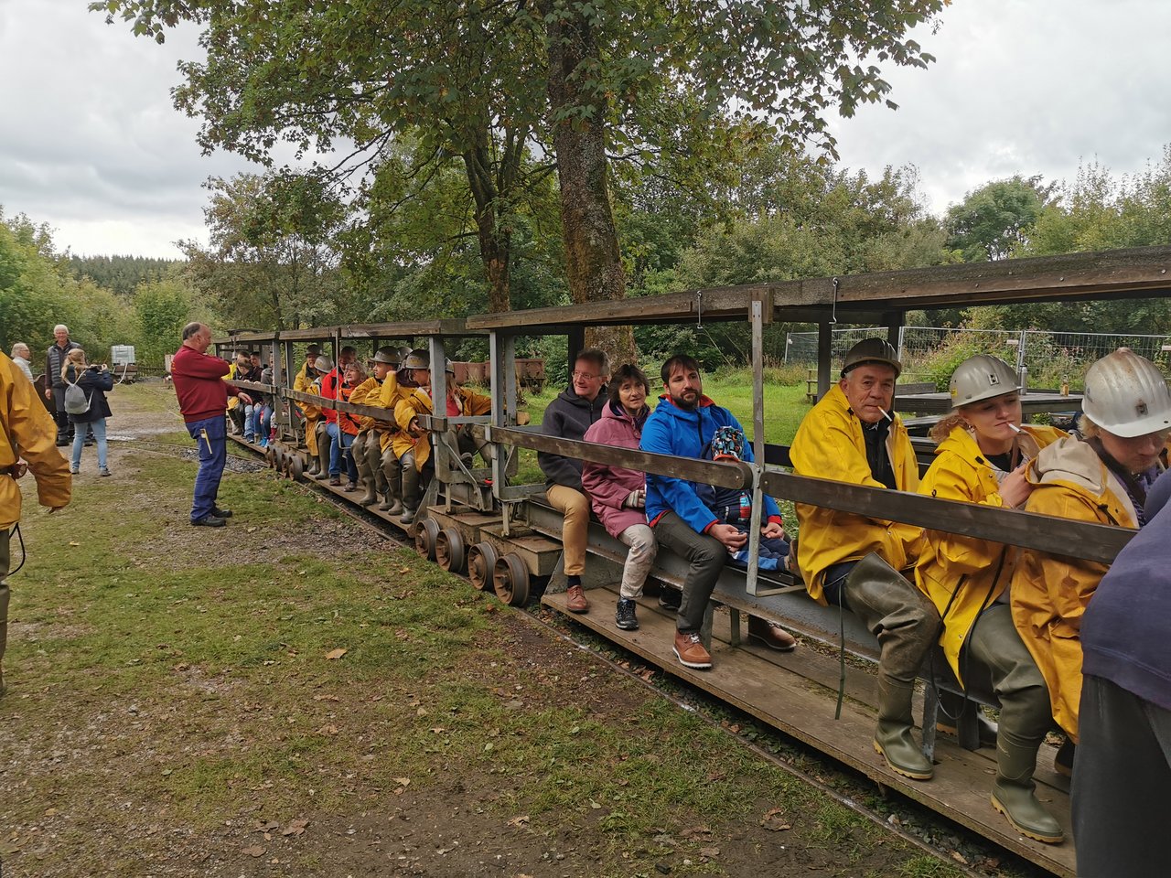 viele Personen fahren mit der Bergbau-Bahn