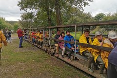 viele Personen fahren mit der Bergbau-Bahn