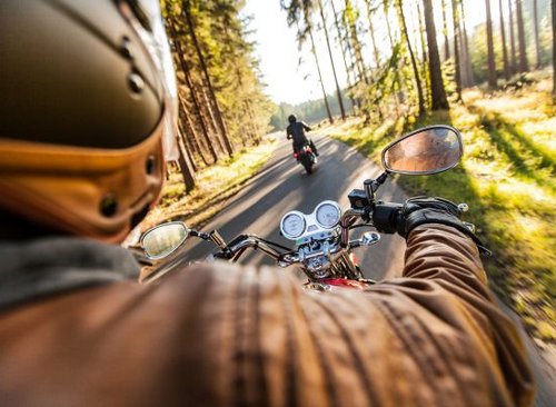 Über Schulterblick eines Motorradfahrers fahrend auf einer Straße hinter einem anderen Motorradfahrer