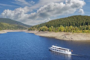 Das Schiff fährt auf der Okertalsperre 