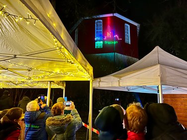 Beleuchtete Zelte der Winterparty im Marktgarten