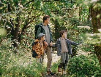 Eine Familie geht auf dem Wildnispfad 