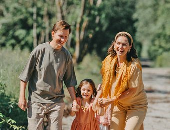 Eine Familie wandert