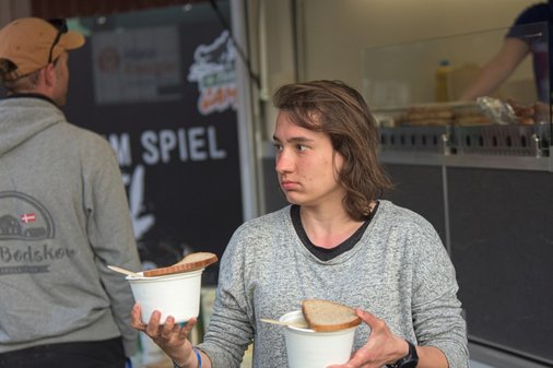 Frau holt Essen