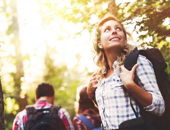 Frau genießt die Atmosphäre im Wald