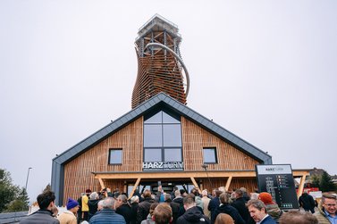 Menschenmenge vor dem Eingang des Harz Turms