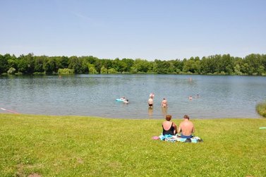 Badegäste liegen am Teich