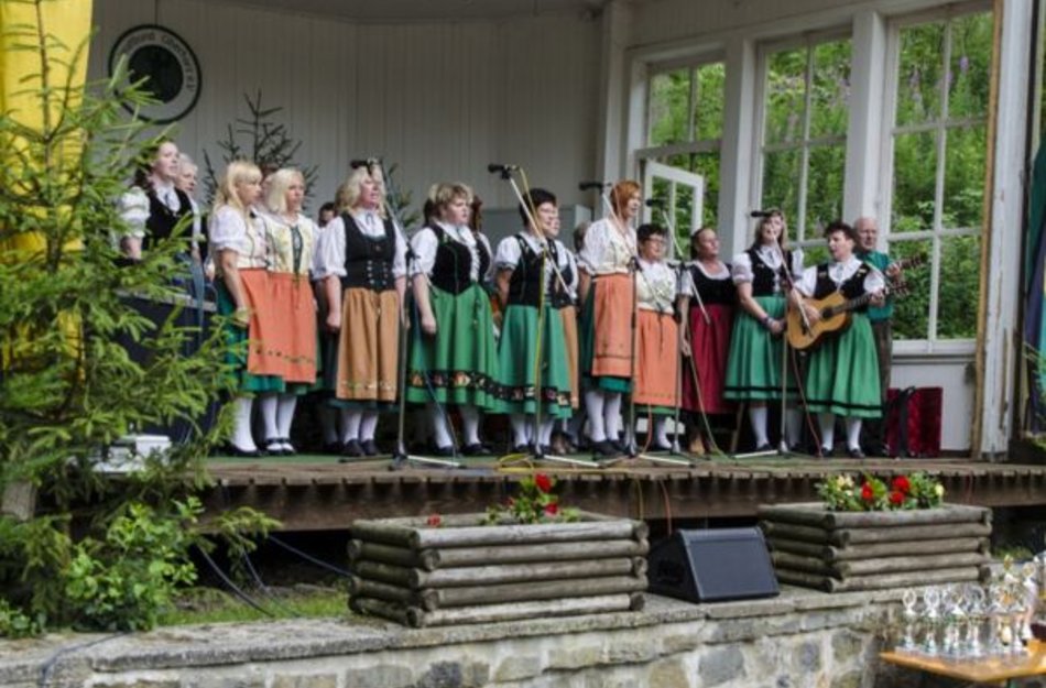 Gruppe des Heimatbunds steht auf der Bühne 