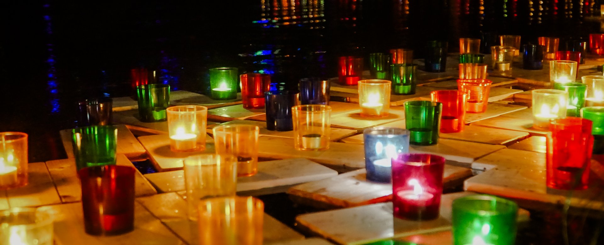 Lichterschiffe schwimmen auf dem Teich