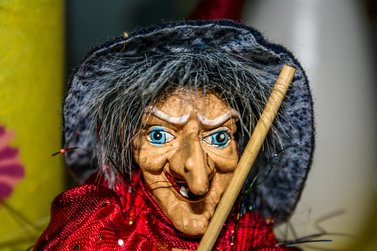 Hexenfigur mit Holzgesicht