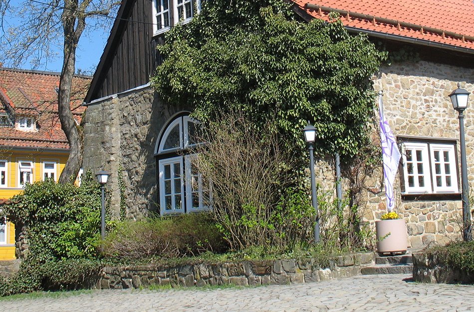 Blick auf den Eingang in die Glashütte auf dem Kunsthandwerkerhof