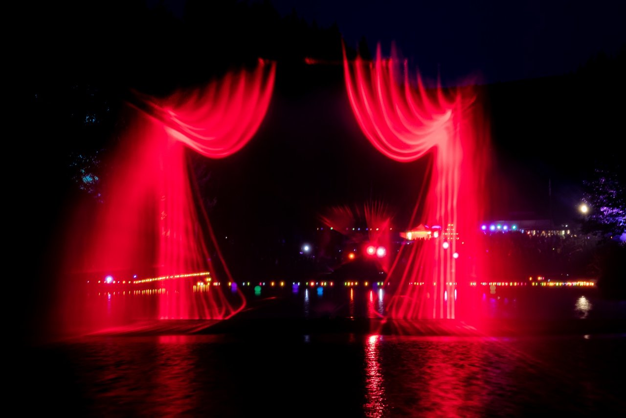 Eine Lasershow strahlt über den Okerteich
