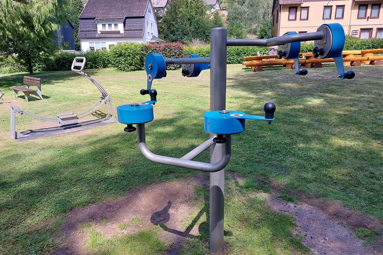 Sportgerät im Mehrgenerationen Bewegungspark