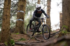 Mountainbiker navigiert durch viele Wurzeln im Wald im Racepark Schulenberg