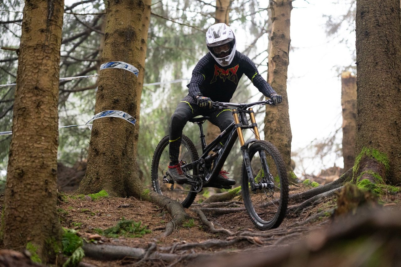 Mountainbiker navigiert durch viele Wurzeln im Wald im Racepark Schulenberg