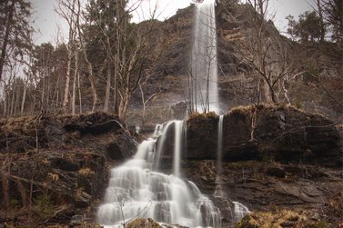 Der Romkerhaller Wasserfall stürzt in die Tiefe