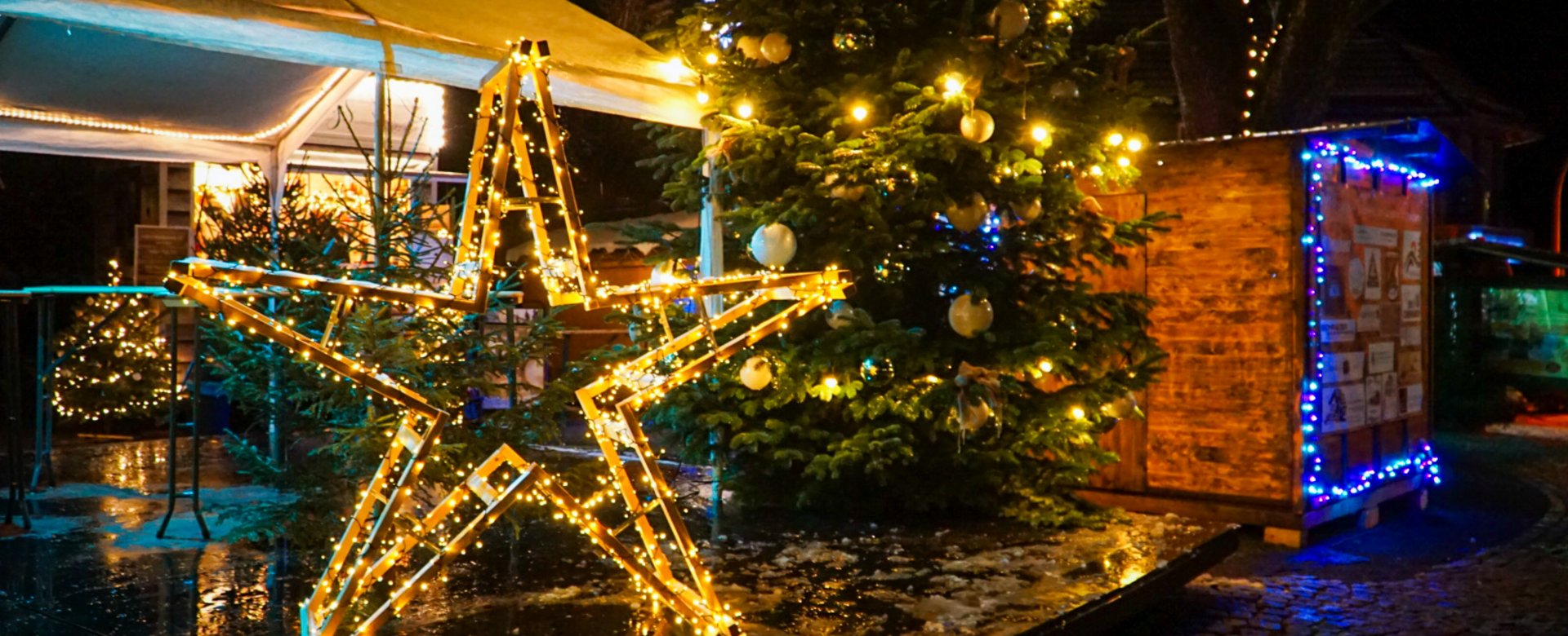 Erleuchtete Dekoration auf dem Altenauer Wintermarkt