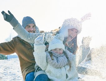 Familie fährt Schlitten und freut sich 