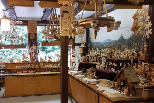 Viele geschnitzte Deko Artikel im Laden "Wunder in Holz"