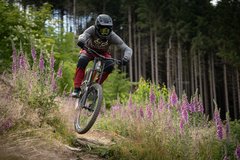 Mountainbiker springt über einen kleinen Absatz im Racepark Schulenberg