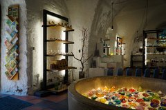 Souvenir Shop mit verschiedenen Glasfiguren
